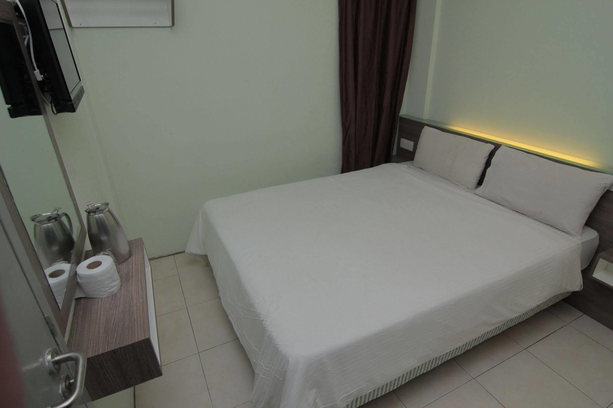 Qish Hotel Malacca Extérieur photo