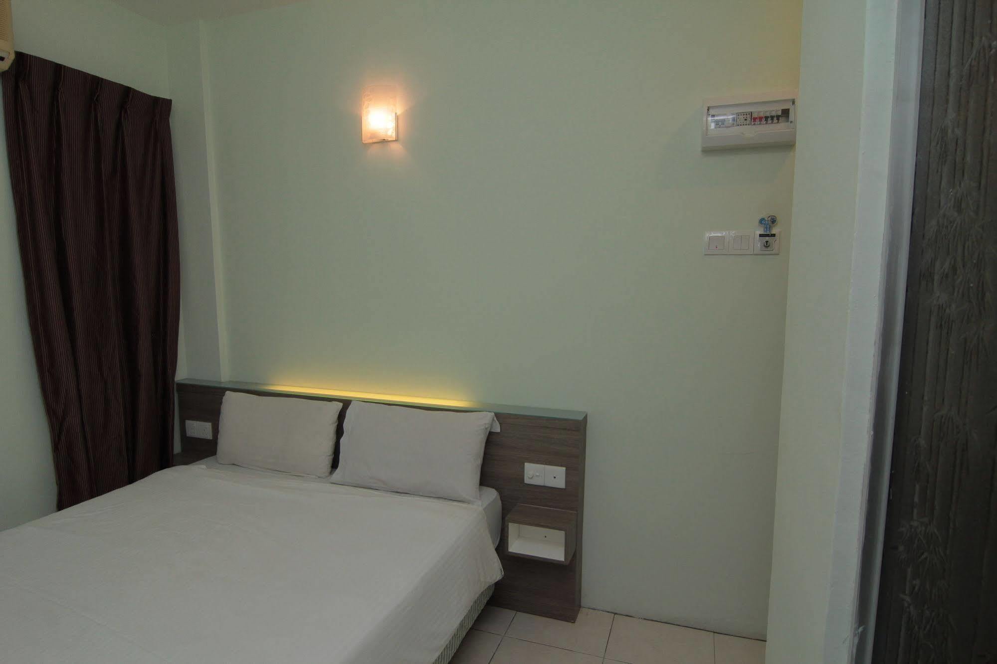 Qish Hotel Malacca Extérieur photo